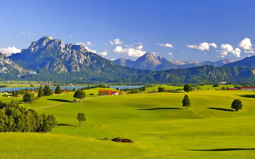 Panorama Landschaft in Bayern mit Alpen, Berge und Wiesen im Allgu