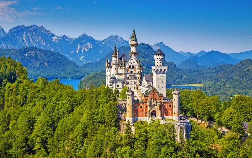 Berühmte Schloss Neuschwanstein mit malerischen Berglandschaft in der Nähe von Füssen, Bayern, Deutschland