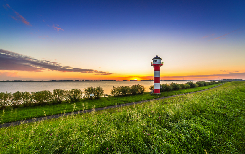 Leuchtturm an der Elbe