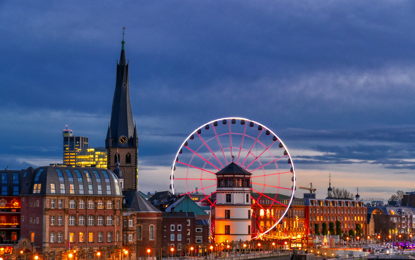 Stadtbild von Düsseldorf mit Riesenrad und Weihnachtsmarkt