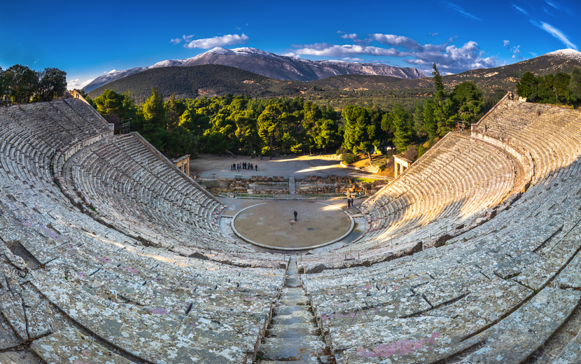 das antike Theater von Epidaurus (oder Epidauros) in der Region Argolis  auf der Peloponnes, Griechenland