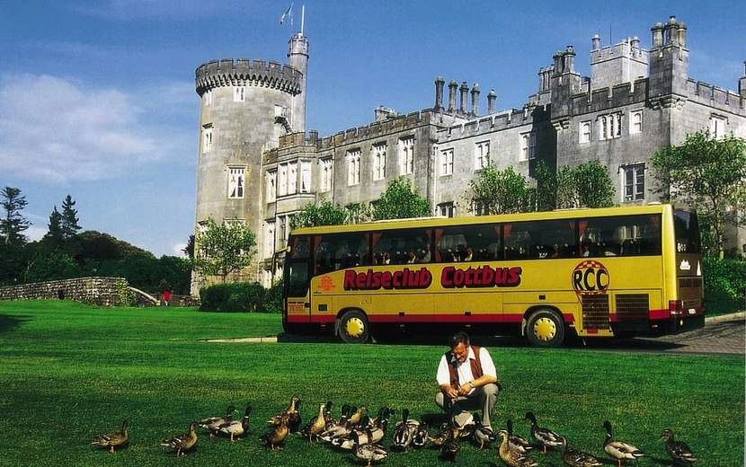 RCC-Bus vor einem irischen Schloss