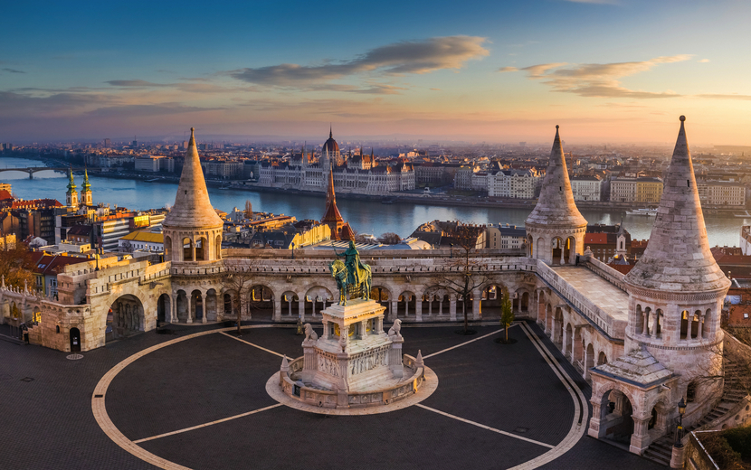 Luftaufnahme der verschneiten Fischerbastei in Budapest