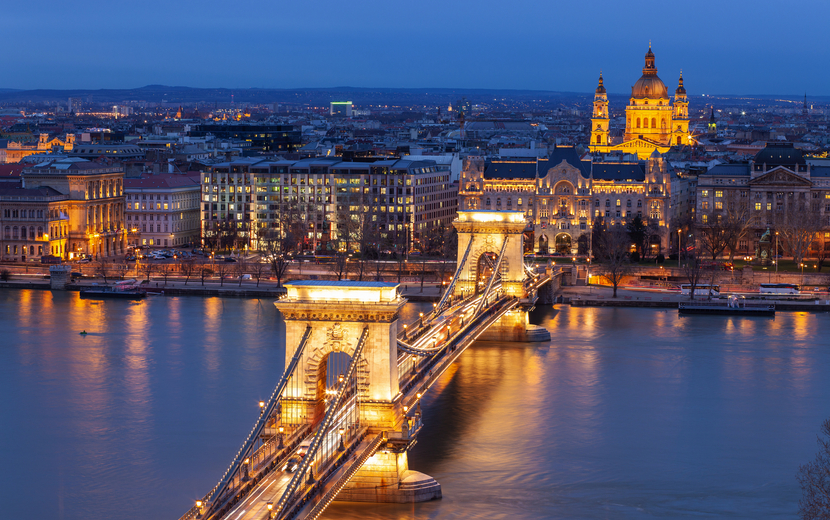 winterliche Kettenbrücke in Budapest