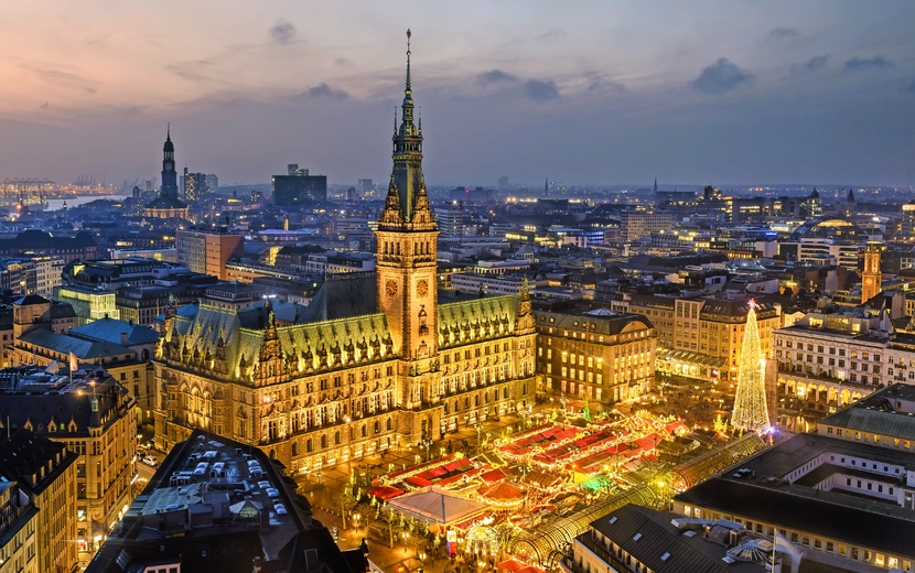 Rathaus und Weihnachtsmarkt in Hamburg