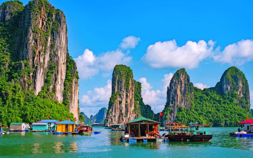Schwimmende Fischerdorf und Felseninsel in Halong Bay