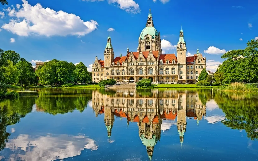 Rathaus Hannover mit Spiegelung im Maschsee