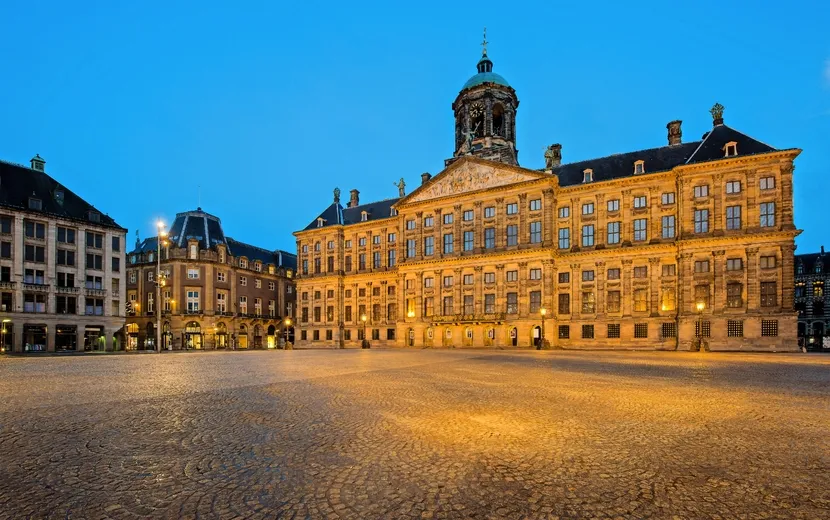 Königliche Palast am Rande des Platzes de Dam in Amsterdam, Niederlande