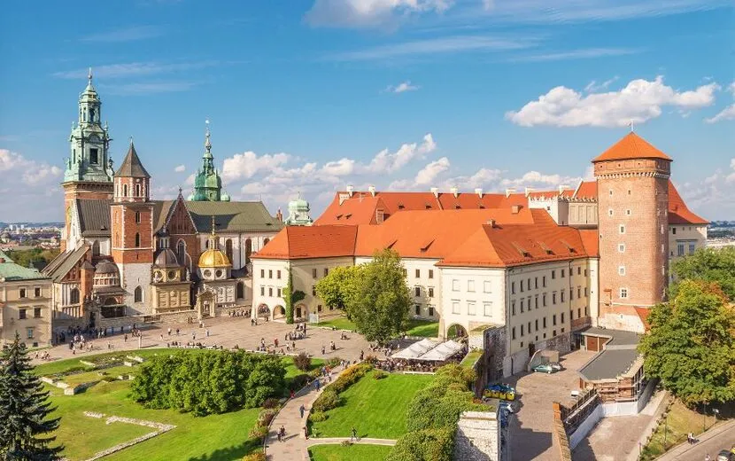 Wawel und Wawel Kathedrale aus dem Sandomierska Turm gesehen an einem sonnigen Nachmittag