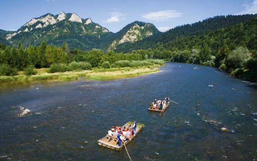 Holzflöße in der Dunajec-Schlucht