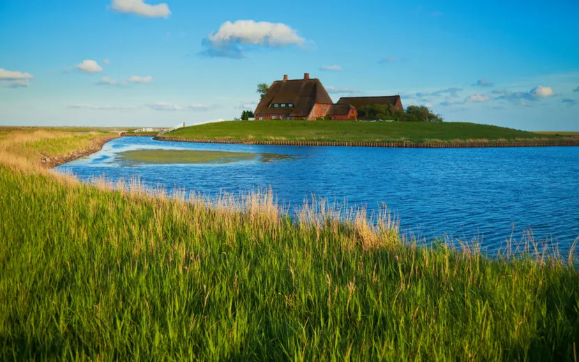 Kirchwarft auf Hallig Hooge, Nordsee