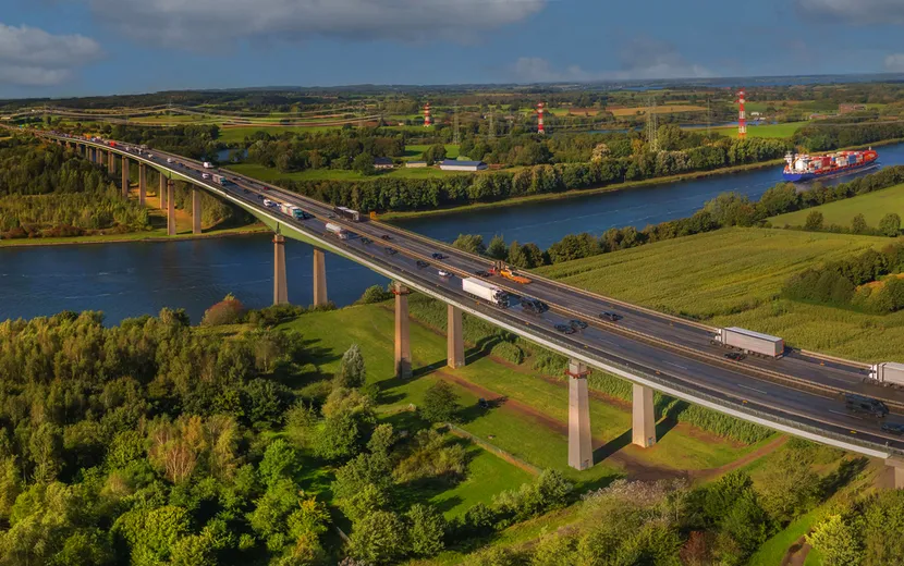 Frachtschiffe auf dem  Nord-Ostsee-Kanal unter der Rader Hochbrücke