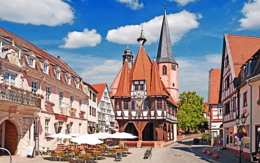 Michelstadt im Odenwald mit historischem Rathaus und Marktplatz 