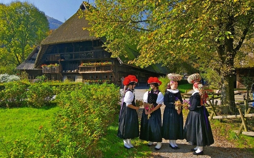 Schwarzwälder Freilichtmuseum Vogtsbauernhof in Gutach, Schwarzwälder Trachten, Bollenhut