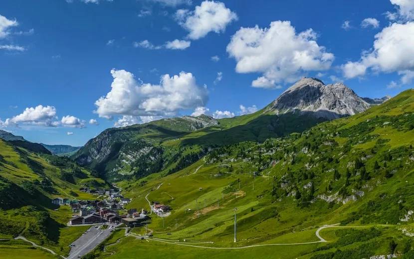 Ausblick vom Flexenpass auf den Wintersportort Zürs im Sommer