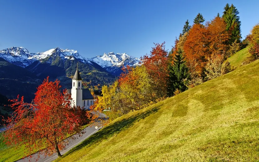 Kriche im Herbst