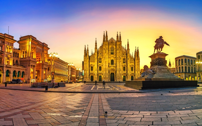 Mailand - Piazza del Duomo bei erstem Sonnenlicht