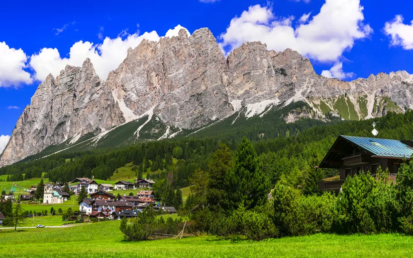 das Bergdorf Cortina di Ampezzo nahe Belluno in den Dolomiten, Italien