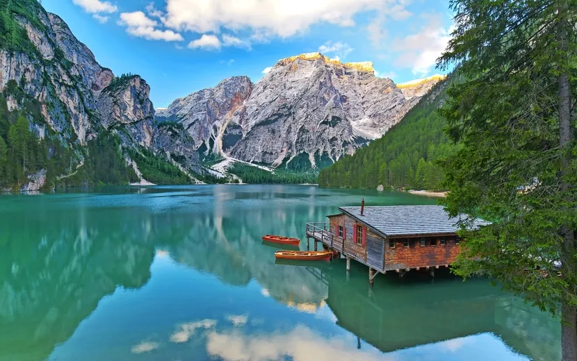 Pragser Wildsee in den Dolomiten, Italien