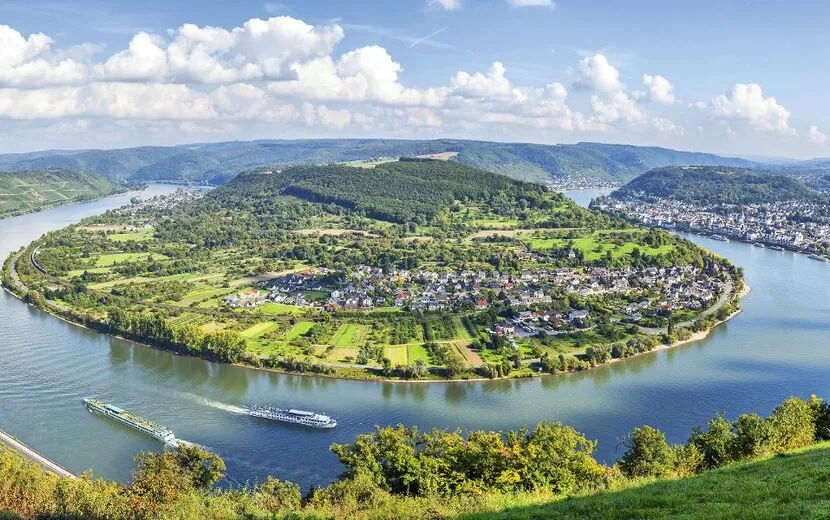 Panoramablick auf die größte Rheinschleife mit Blick auf Boppard, Filsen und Osterspai