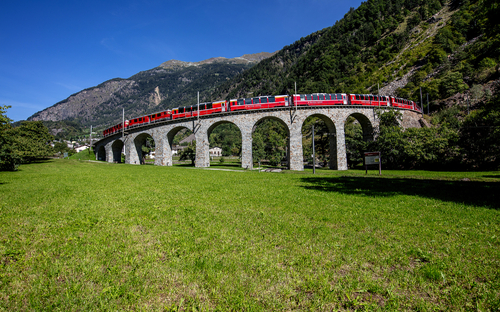 Bernina Express auf dem bekannten Kreisviadukt bei Brusio