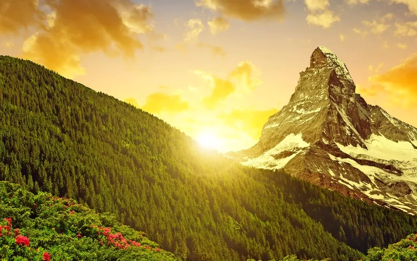 Berglandschaft mit Berg Matterhorn in den Sonnenuntergang - Pennine Alpen, Schweiz.