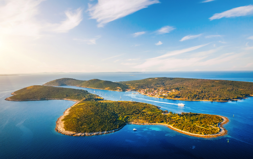 Aussicht auf die Insel Ilovik von der Insel Losinj