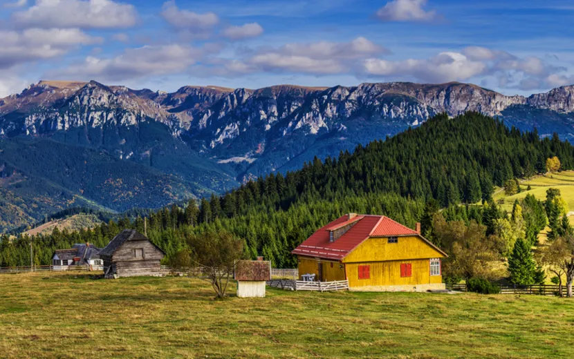 das Bucegi-Gebirge vom Dorf Fundata aus gesehen, Kreis Brașov in Siebenbürgen, Rumänien