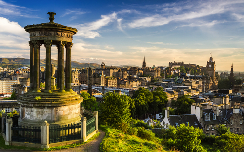 © shaiith - stock.adobe.com Calton Hill in Edinburgh, Vereinigtes Königreich