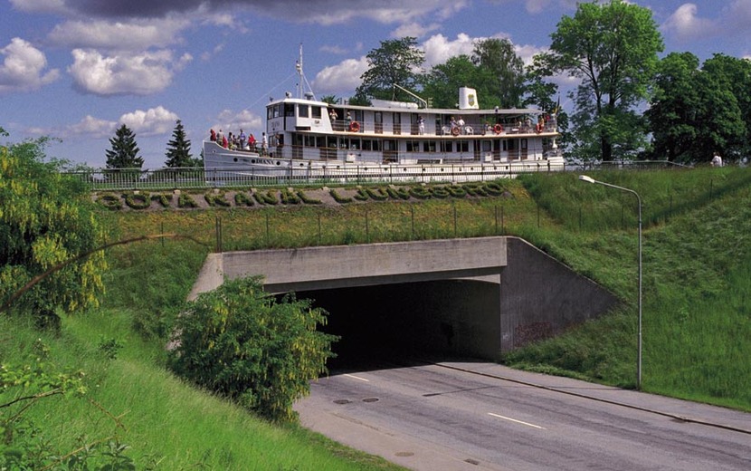 Göta-Kanal - Schiff über der Straße