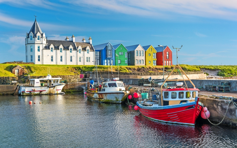 Die bunten Gebäude von John O'Groats an einem sonnigen Nachmittag, Caithness-Grafschaft, Schottland.
