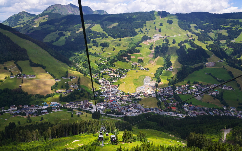 Luftaufnahme von der Schattberg-X-Press-Seilbahn über den X-Line-Biker-Trail in Saalbach-Hinterglemm