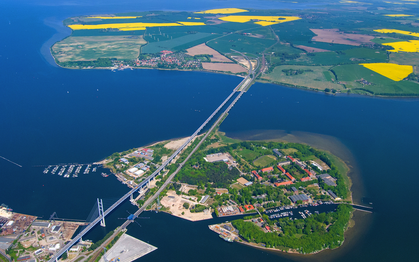 Strelasundquerung über den Strelasund in der Ostsee bei Stralsund nach Rügen als Luftbild mit der Insel Dänholm