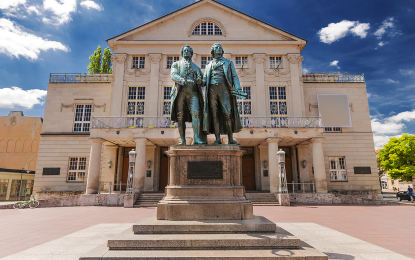 Deutsches Nationaltheater mit Goethe und Schiller in Weimar, Deutschland