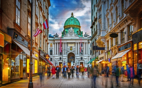 die Herrengasse mit Blick auf die kaiserliche Hofburg in Wien, Österreich
