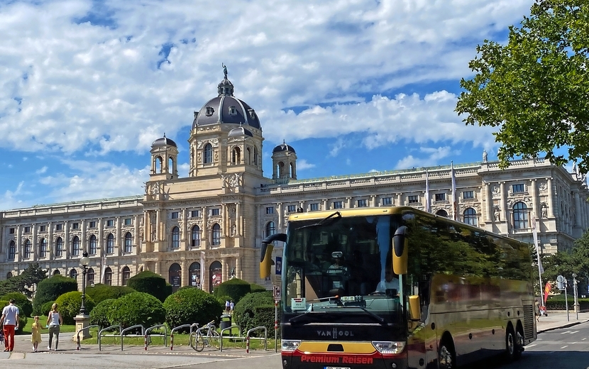 RCC-Bus vor dem Naturhistorischen Museum