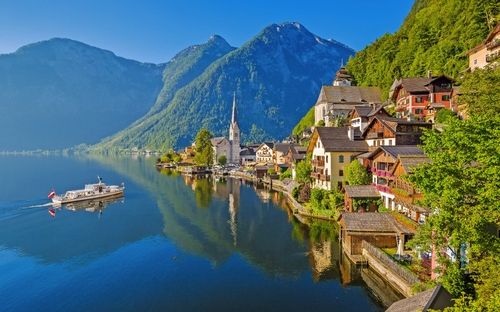Hallstatt am Westufer des Hallstätter Sees im österreichischen Salzkammergut