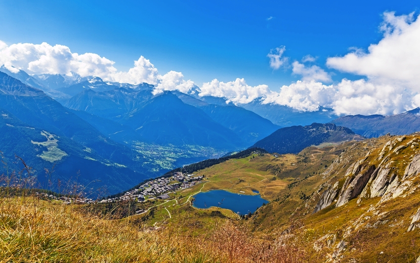 Bettmersee und die Alpen im Wallis