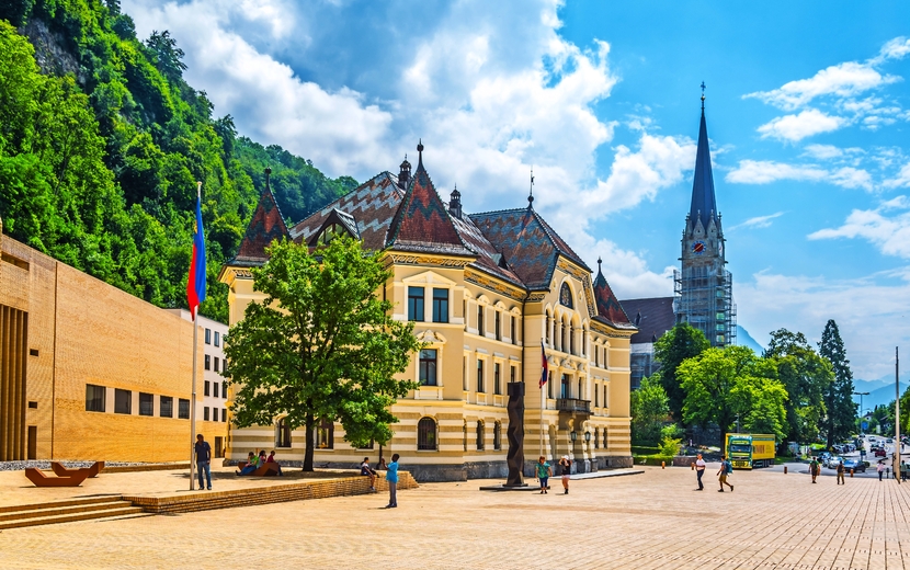 Altes und neues Parlament in Vaduz