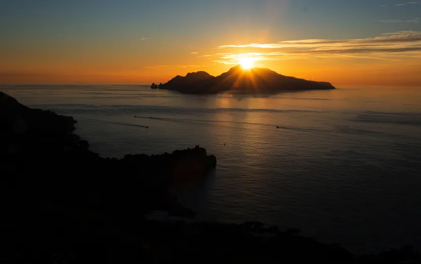 Sonnenuntergang über der Insel Capri