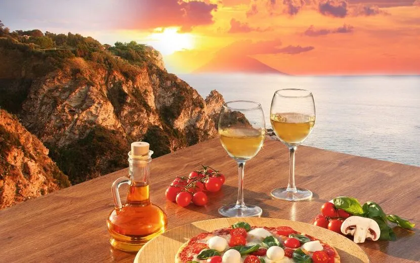 Italienische Pizza und Gläser Wein gegen Kalabrien Küste,Italien