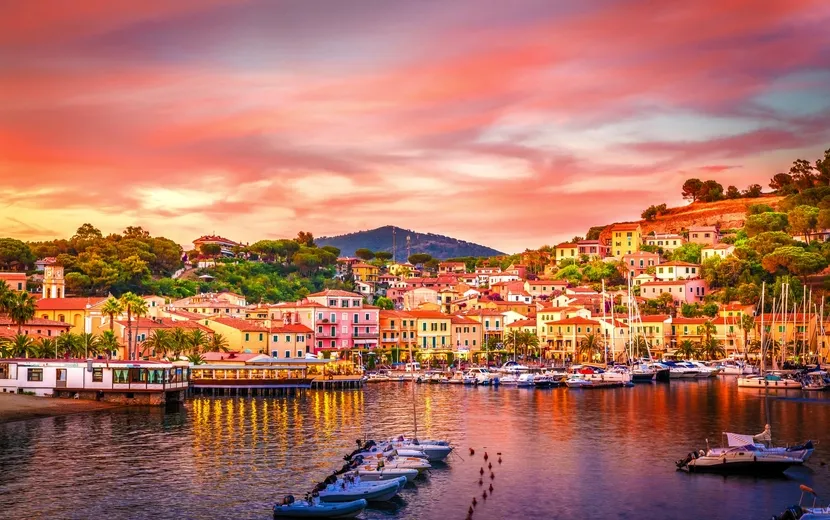 Hafen von Porto Azzurro auf der Insel Elba in der Toskana, Italien