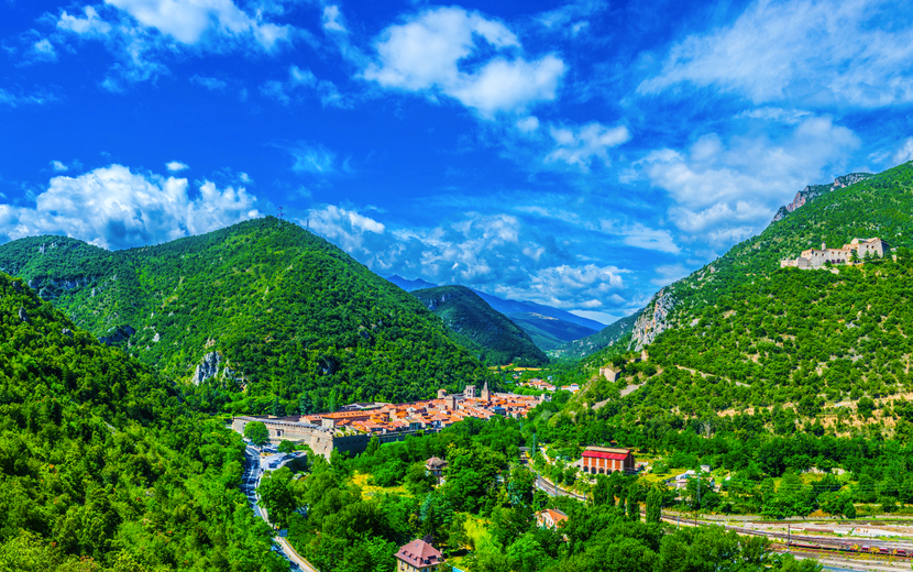 Luftaufnahme des Dorfes Villefranche de Conflent in Frankreich