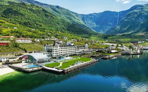 Hotel Ullensvang direkt am Fjord