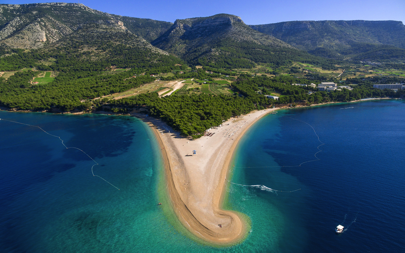 Strand Zlatni rat in Bol entlang der Bračer Küste, Kroatien