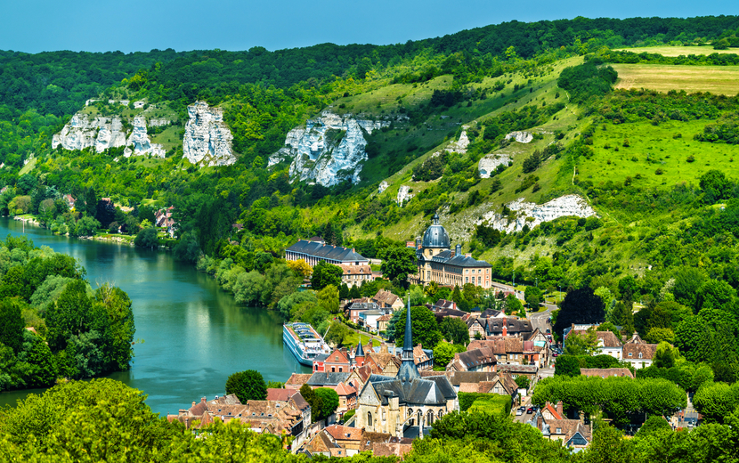 Les Andelys am Ufer der Seine in Frankreich