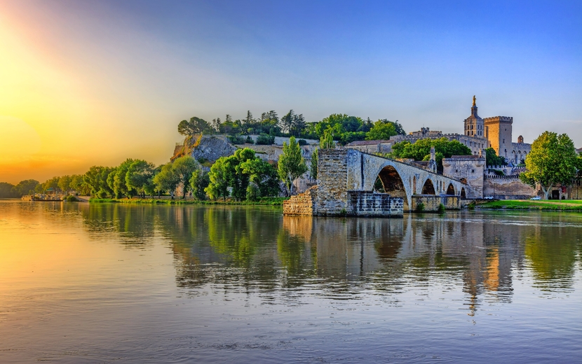 Pont Saint-Bénézet oder Pont d’Avignon in Avignon, Frankreich