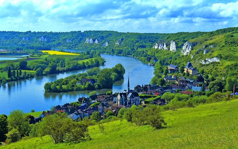 Les Andelys am Ufer der Seine in Frankreich