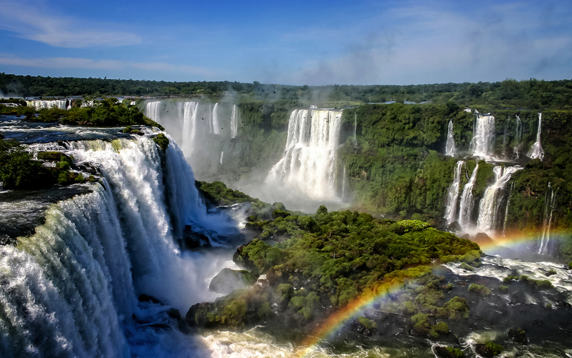 Iguazú-Wasserfälle an der Grenze zwischen Basilien und Argentinien