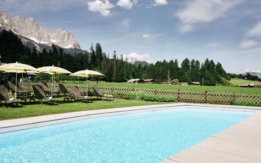 Hotel Blattlhof, Außenpool mit Liegewiese
